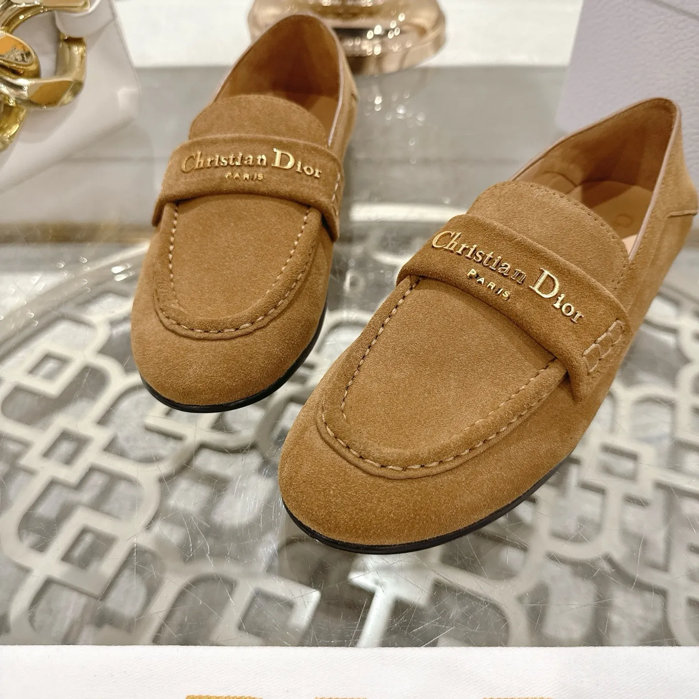 👟👟Ex-factory price 640👟👟 🍸 Dior Dior | 2025 ˢˢD Home 2025 Spring and Summer New Products The latest popular slip-on letter buckle loafers series〰 Original purchase, development and production👍🏻This Dior loafer is carefully made of black glossy cow leather, and the front letter plate is decorated with golden tone Christian Dior Paris logo. Paired with a leather-injected outsole, it adds classic style to any casual look. Upper: original cowhide/cow suede, lining: cowhide, outsole: injection molded leather outsole imported from Italy, heel height: 1cm, size: 35-42 (customized at 40.41.42)